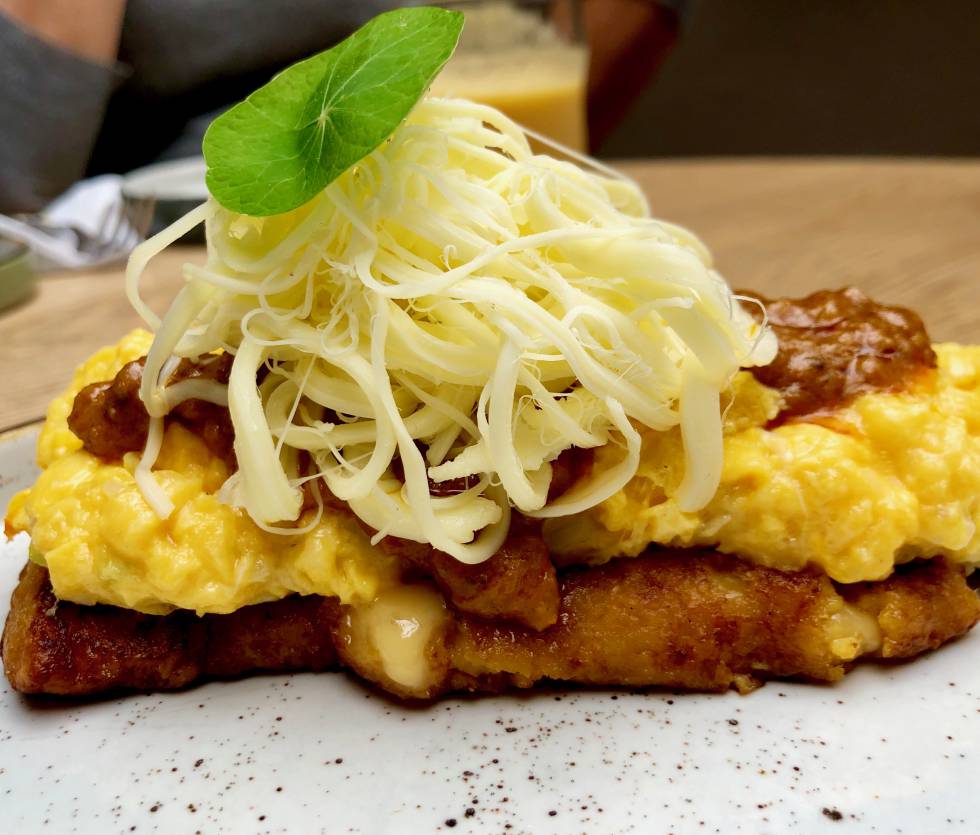 Huevos criollos. Arepa de choclo, queso 7 cueros, huevos revueltos y salsa de maní. Capel