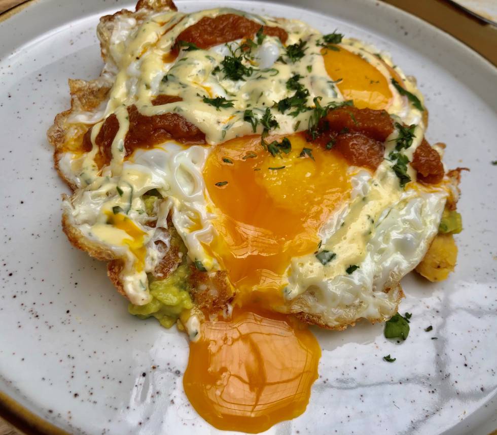 Huevos mestizos. Plátano asado, aguacate, huevos fritos, salsa de ajo. Capel