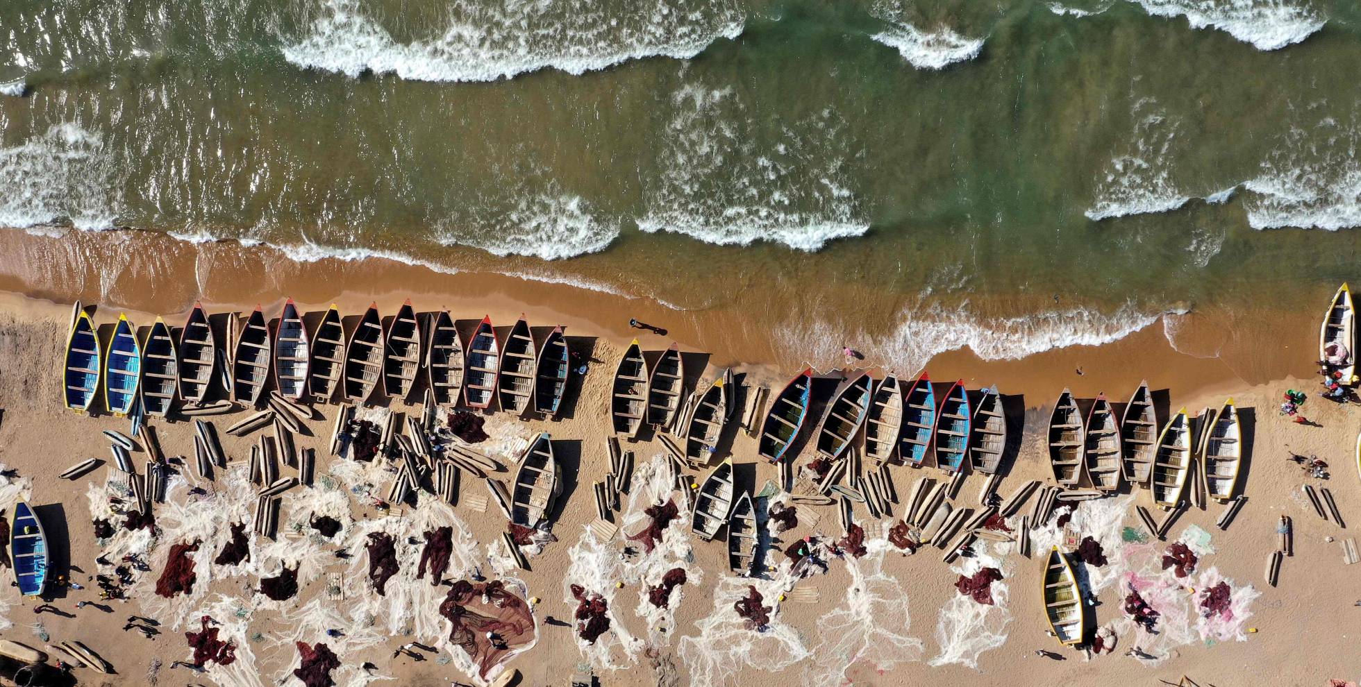 Barcos de pesca en la orilla del lago Malawi en el pueblo de Senga (Malawi).