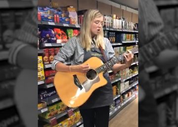 Una empleada de un supermercado consigue un contrato musical tras ser escuchada por un cliente