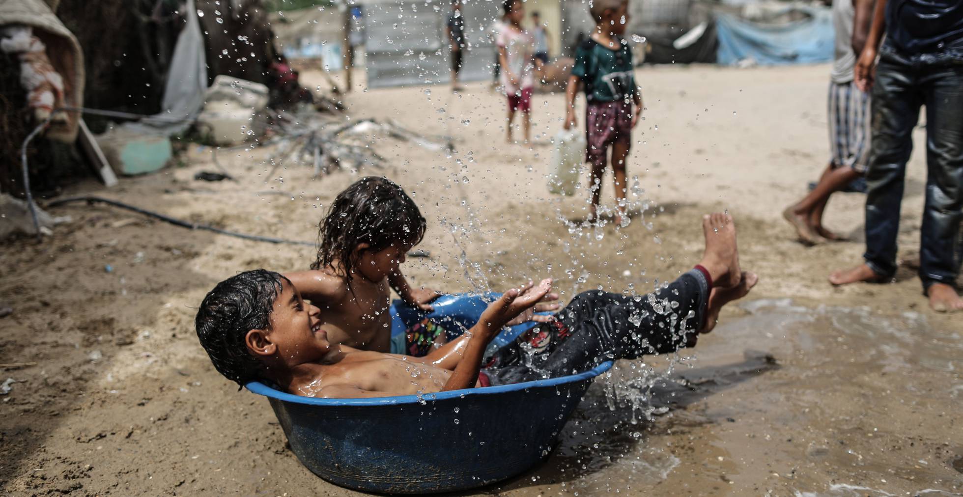 Niños palestinos juegan en el campo de refugiados de Jan Yunis (Franja de Gaza).