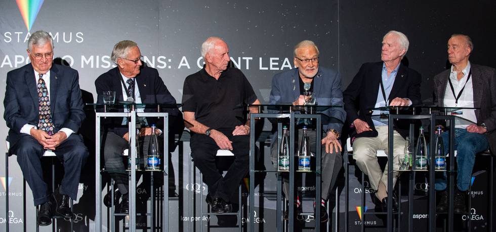 De izquierda a derecha: Harrison Schmitt ('Apollo 17'), Charlie Duke ('Apollo 16'), Al Worden ('Apollo 15'), Buzz Aldrin ('Apollo 11'), Rusty Schweickart ('Apollo 9'), Walt Cunnigham ('Apollo 7').