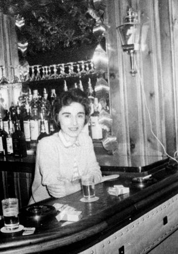El caso de Kitty Genovese se convirtió en una leyenda: se dijo que 38 personas estaban viendo o escuchando como era violada y asesinada en Nueva York, pero nadie hizo nada. Aunque posteriores investigaciones demostraron que estos datos habían sido exagerados, permanece como un símbolo de la frialdad y la falta de ayuda que se da a diario en las grandes ciudades.