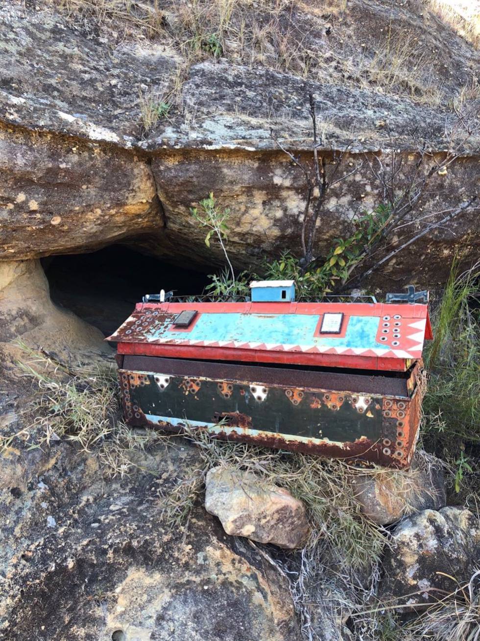 Ataúd bara, en la boca de una cueva del parque nacional Isalo.