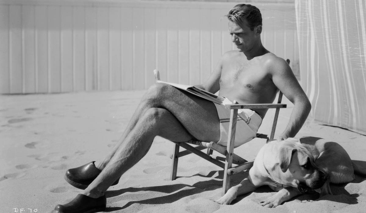 El actor Douglas Fairbanks Jr. en la playa en 1932 con un bañador de inspiración deportiva que no desentonaría entre las tendencias actuales.