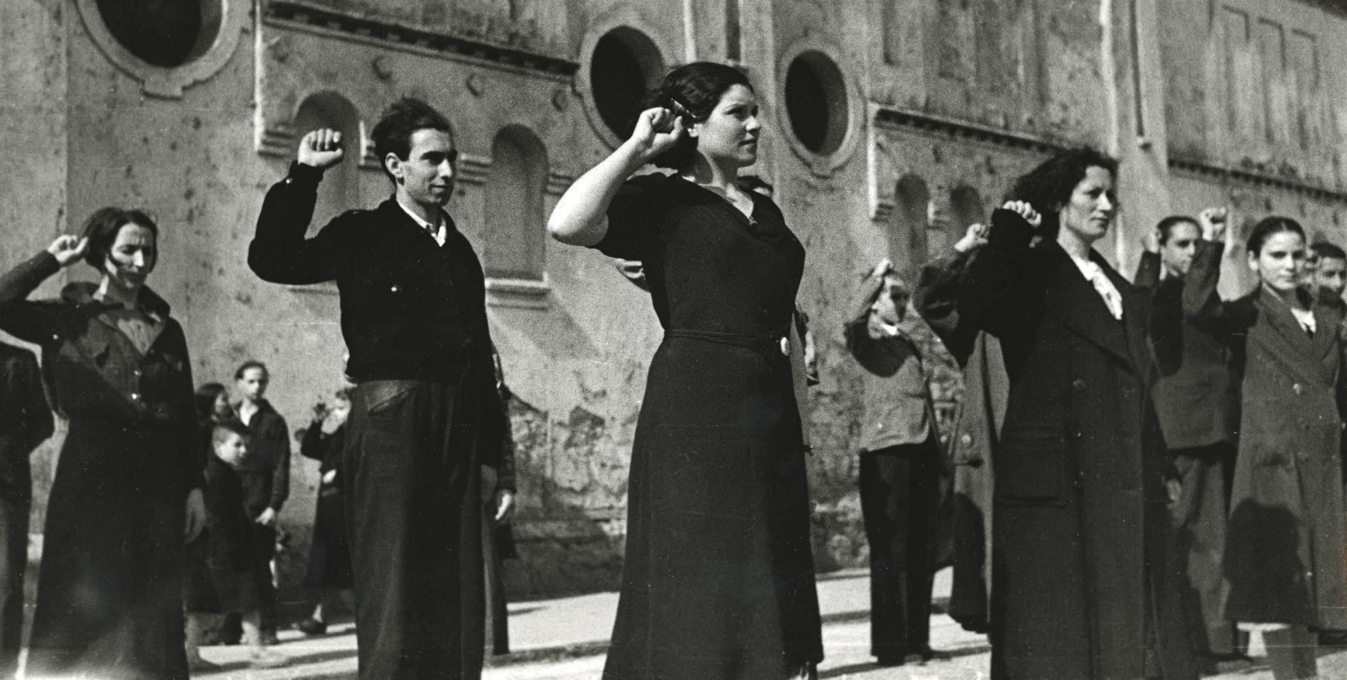 Miembros de las Juventudes Socialistas Unificadas, en Gijón, en 1937.