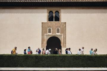 El jardinero que lleva más de 40 años cuidando la vegetación de la Alhambra