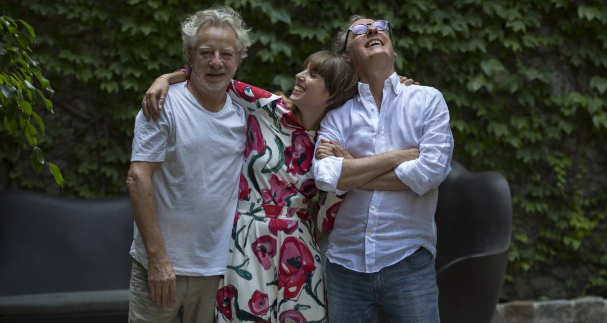 De izquierda a derecha, Javier Mariscal, Lola Errando y Pedrín Mariscal, en su estudio de Palo Alto en Barcelona el pasado jueves.