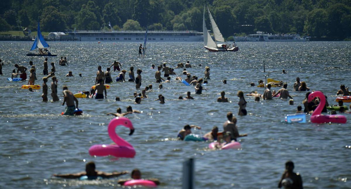 Turistas se bañan en una playa alemana.