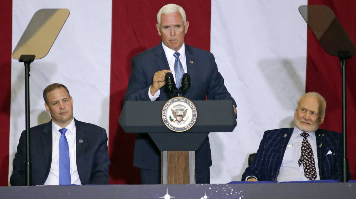 Pence, en el centro espacial Kennedy.