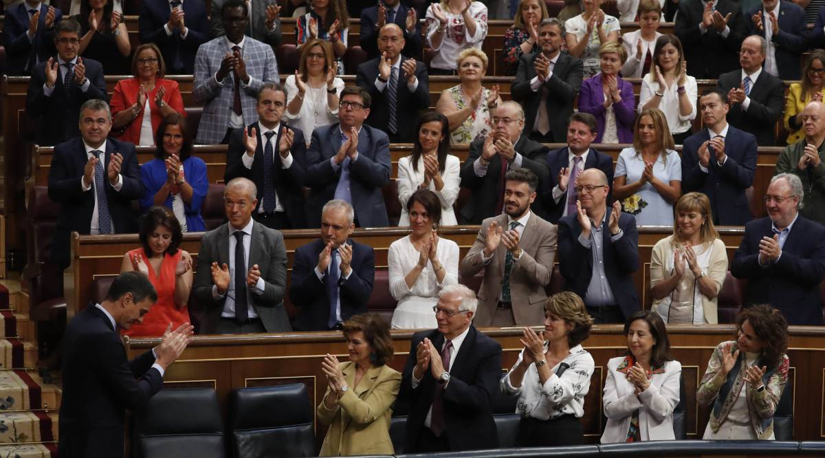 Sánchez recibe la ovación de su grupo, este lunes.