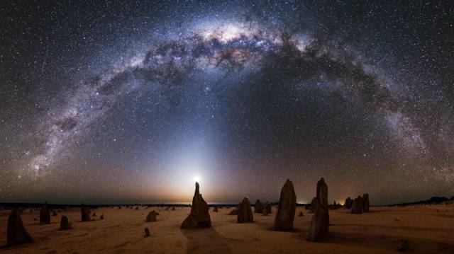 La Vía Láctea vista desde en Parque Nacional de Nambung, al oeste de Australia.