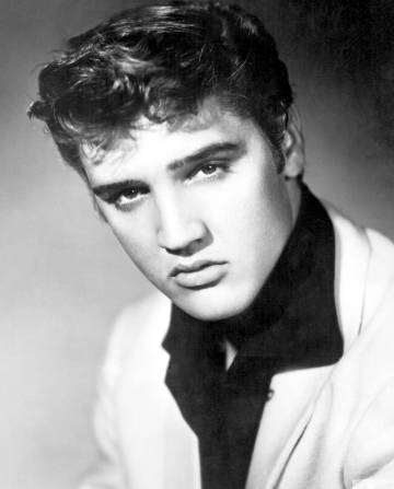 El Rey del Rock.rn Elvis Aaron Presley murió en 1977, a los 42 años, en la cima de su carrera, y desde entonces, como sucede a menudo con los mitos, se especula con que quizá siga vivo en alguna parte. Puede que incluso asista a los encuentros de imitadores de Elvis tan frecuentes en Estados Unidos. Con esta premisa, unida al cuento Wakefield, del escritor del siglo XIX Nathaniel Hawthorne, Antonio Orejudo arma un original relato sobre el mito para esta serie estival.
