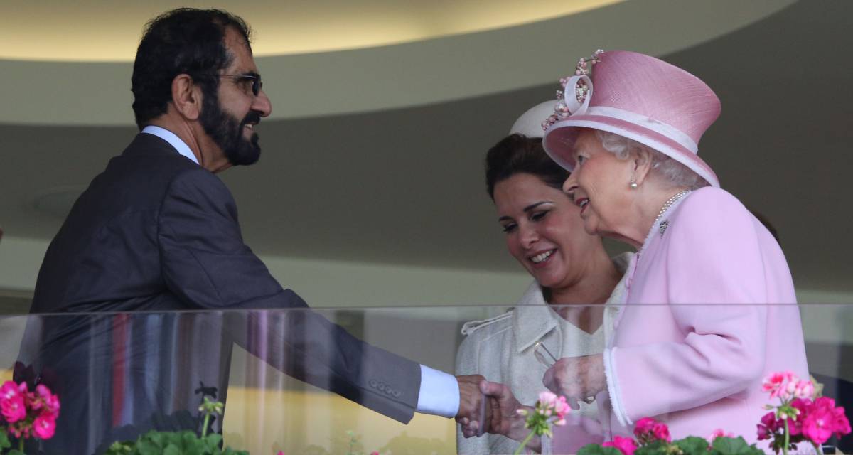 La princesa Haya Bint Al Husein, con el emir de Dubái y la reina Isabel.
