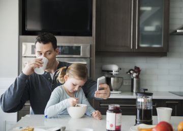 No le quites el móvil a tu hijo, deja de usarlo tú