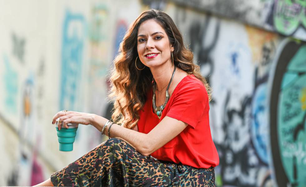 Fe Cortez sujeta la alternativa a los vasos de plástico de un solo uso.