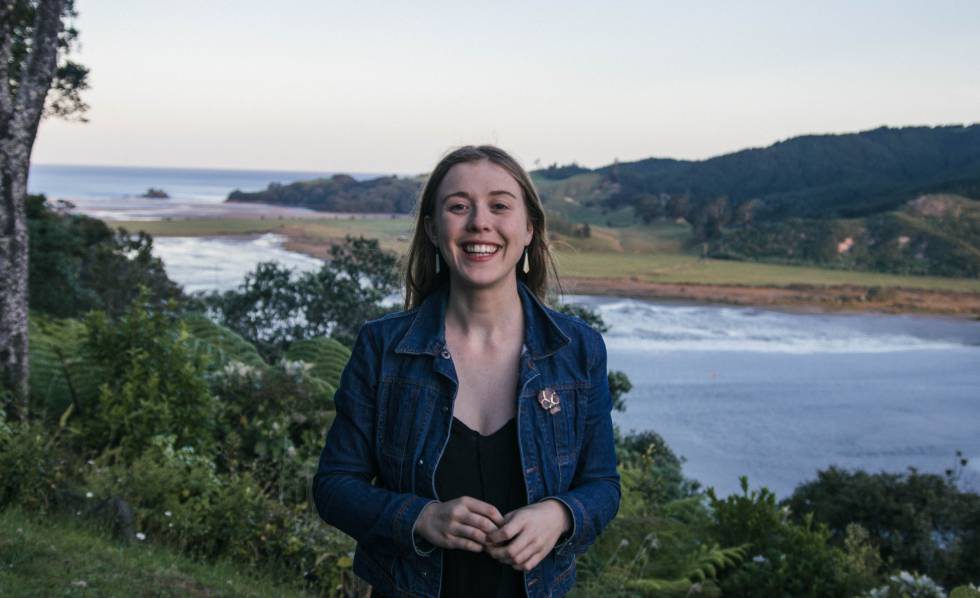 Rosie Collins es la directora de la plataforma Step Changers. En la foto posa frente a la playa en Opoutere en su natal Nueva Zelanda.