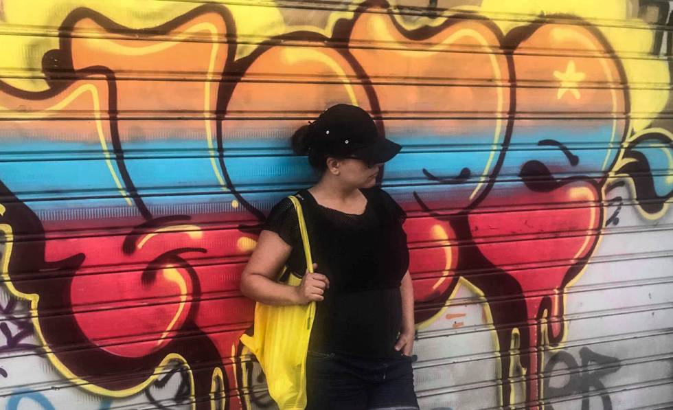 Fidele Hage posando en Beirut (Líbano) con una de sus bolsas reutilizables de la marca Kees, creada por ella, para reducir los plásticos desechables.