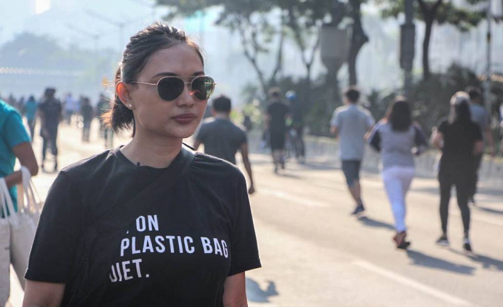 Tiza Mafira lidera el movimiento Plastic Bag Diet, en Indonesia, con el que ha logrado la reducción en el consumo de bolsas de plástico en su país.