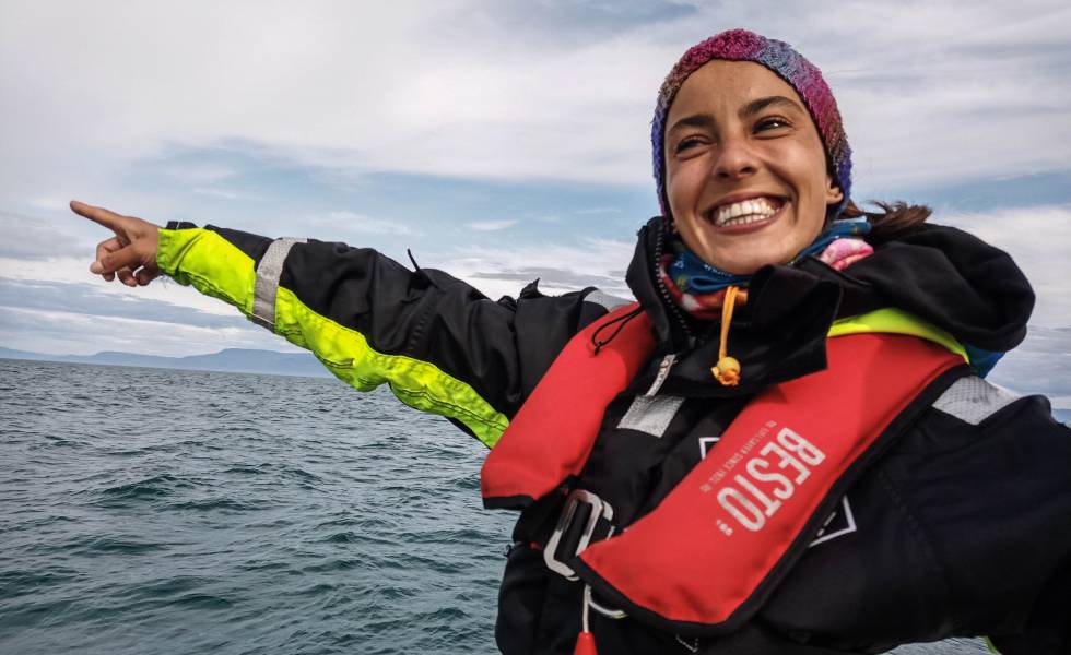 Agnès Torres, fundadora de la campaña Conciencia Plástica, posa en uno de los barcos en los que realiza guías para ver mamíferos en su hábitat natural.