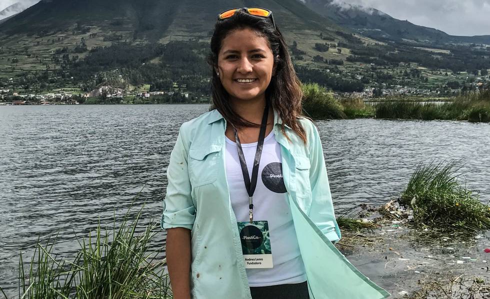 Andrea Lema recoge residuos junto a los activistas de PLástiCo Project, en Ecuador.