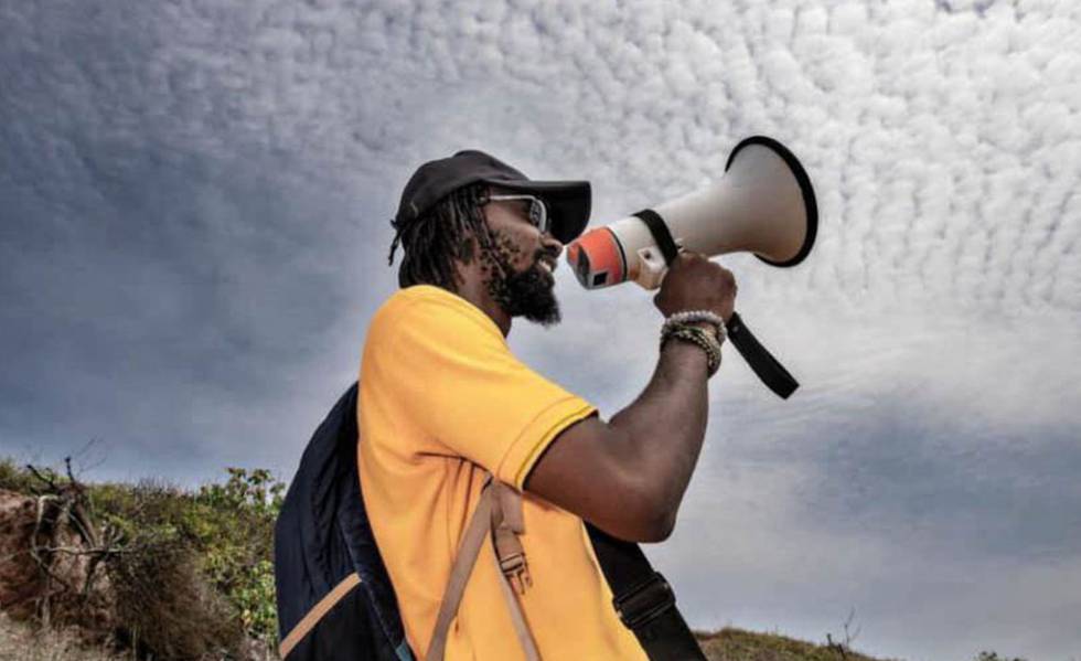 Richmond Kennedy Quarcoo organiza una campaña de limpieza en una playa de Ghana, a través de su ONG Plastic Punch.