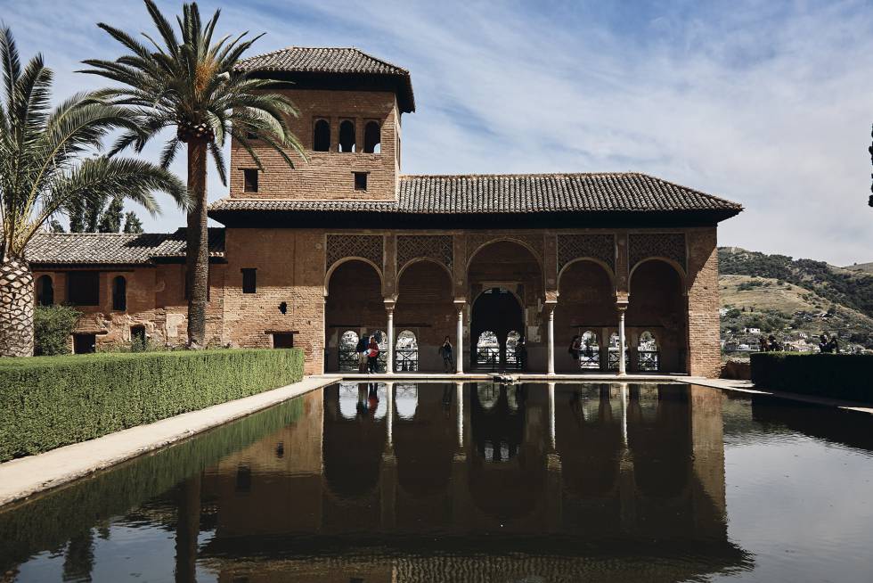 The Partal palace in the gardens.