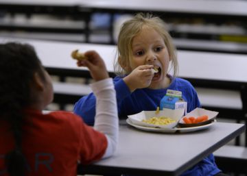 “Si no pagas tu deuda con el comedor escolar, podrías perder la patria potestad de tu hijo”
