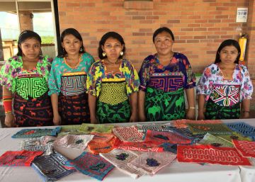Colombia teje su arte popular en bolsos de lujo