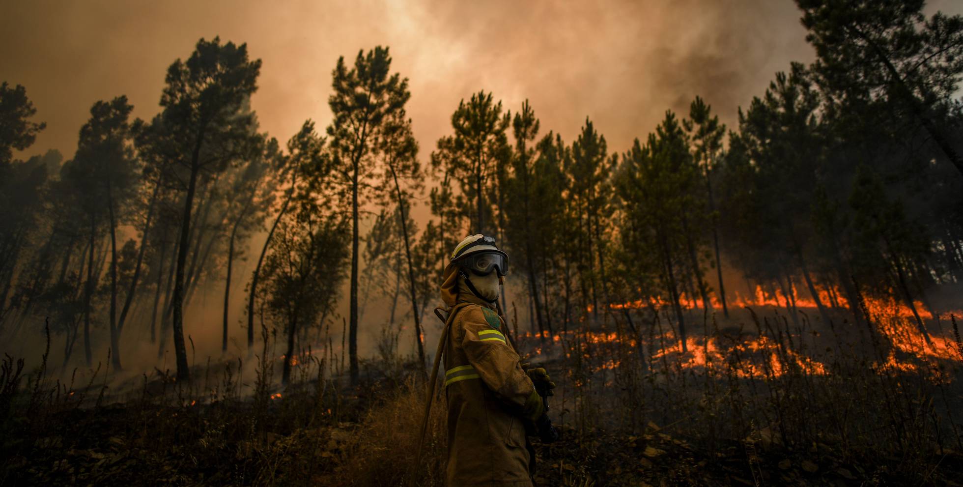 Un bombero participa en las operaciones de extinción del incendio en Macao.