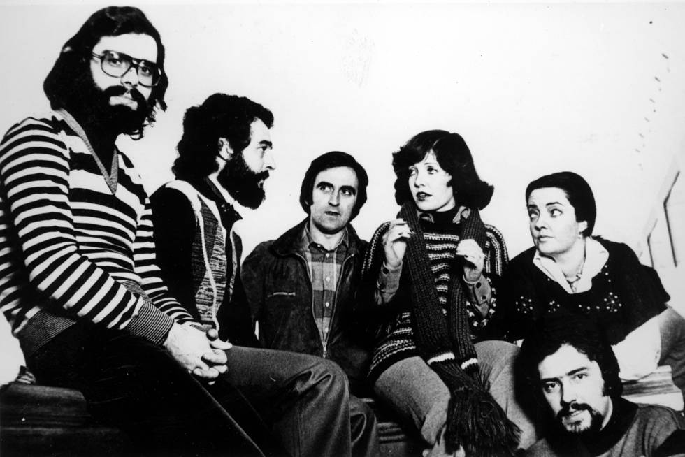 Los Seis Históricos de Mocedades en una imagen de los años setenta: de izquierda a derecha, José Ipiña, Roberto Uranga, Carlos Zubiaga, Izaskun Uranga, Amaya Uranga y Javier Garay (abajo).