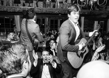 Cuando el famoso está entre el público y no en el escenario: la fabulosa historia de la banda callejera favorita de Elton John