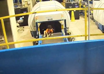 Un niño es arrastrado por una cinta transportadora en el aeropuerto de Atlanta