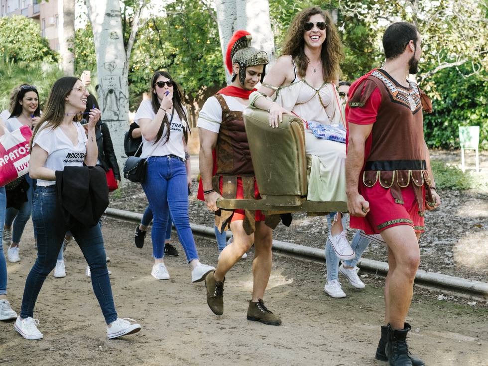 Dos centuriones cargan a una novia.