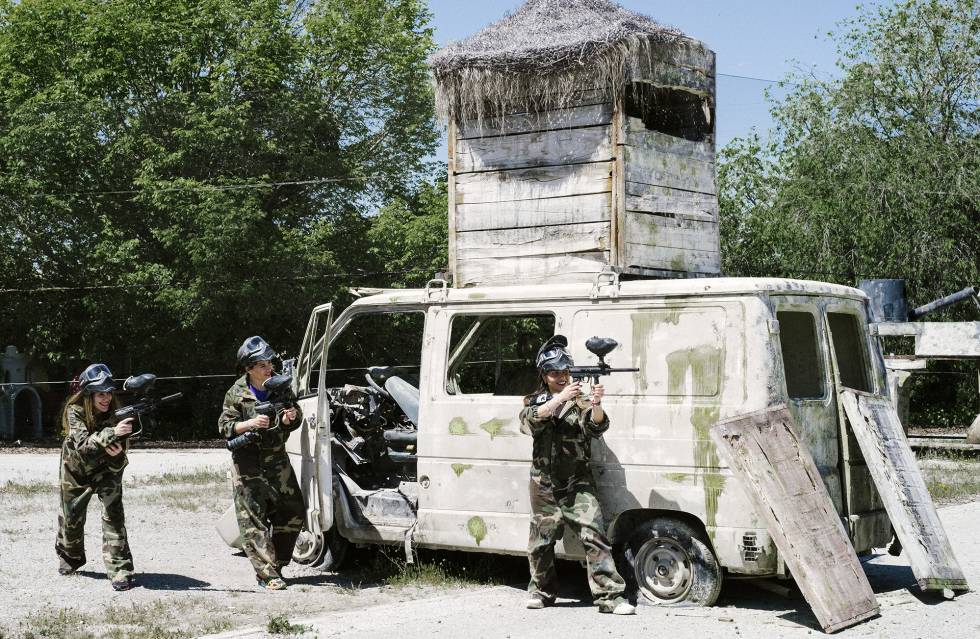 Unas chicas juegan al paintball en Granada.