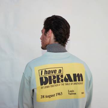 Pons no nos da la espalda, comparte el mensaje de la sudadera, que como el jersey, es de Louis Vuitton.