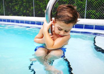 Niños con miedo al agua: cómo guiarles para que disfruten