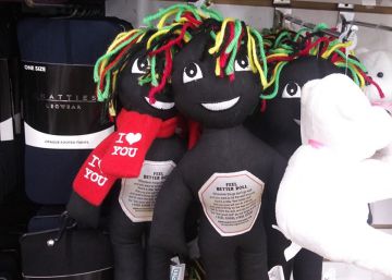 Retirada una muñeca negra pensada para ser golpeada en caso de estrés