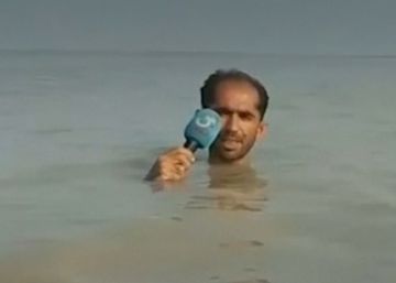 Un reportero informa con el agua hasta el cuello de las inundaciones de Pakistán
