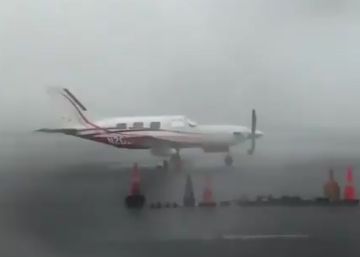 Captan el momento en el que un rayo cae sobre la pista de un aeropuerto en Florida