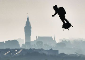 El ‘hombre volador’ cruza el canal de la Mancha, en imágenes