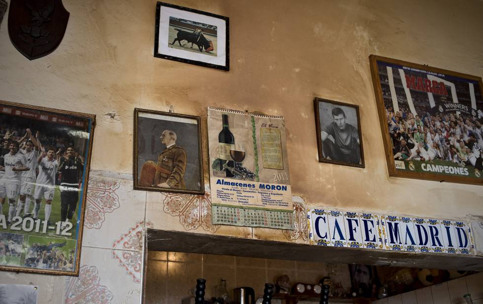 El Café Madrid, cuyas paredes están adornadas con fotografías de temática española, incluida una foto del dictador Francisco Franco.