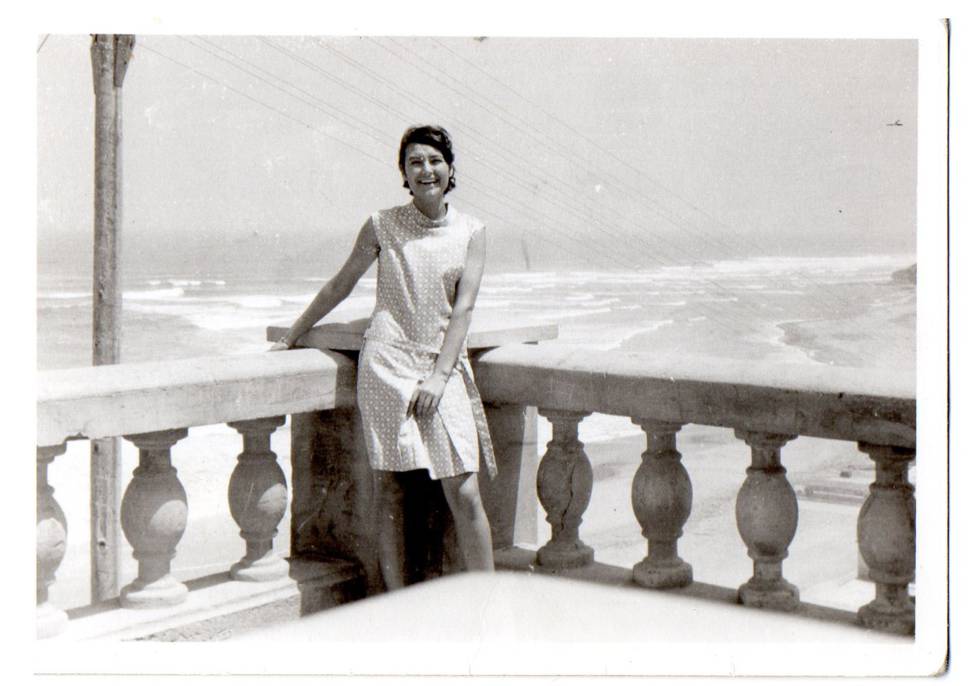 Amelia, fotografiada en el mismo lugar durante la colonia. De la primera vez que volvió a la ciudad recuerda: “Toda mi vida se me vino encima de golpe”. Ahora vive en Sevilla.