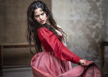 Rosalía es converteix en noia de calendari per a Pirelli