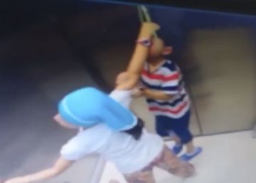 Un niño es salvado de morir ahogado tras quedarse enganchado en una cuerda en un ascensor