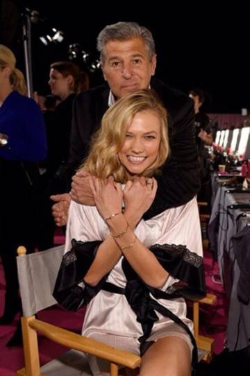 Ed Razek junto a la modelo Karlie Kloss, en 2014.
