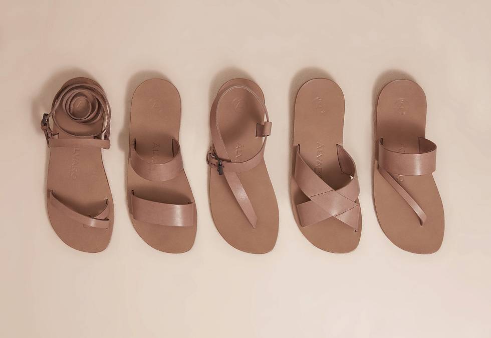 Las sandalias para hombre de Álvaro González exploran estructuras clásicas y se fabrican en talleres florentinos.