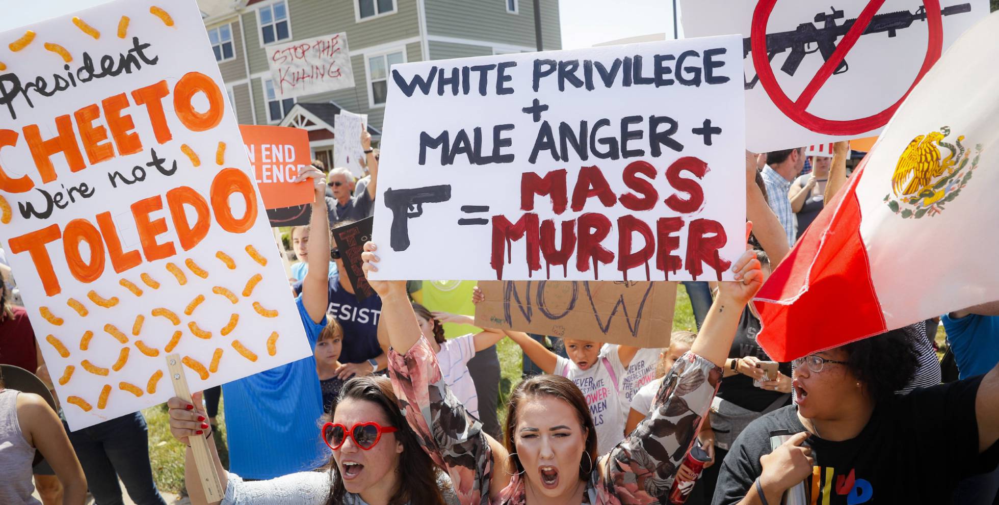 Un grupo de manifestantes durante una protesta con motivo de la visita de Donald Trump a Dayton.