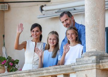 Visita y posado de los Reyes y sus hijas en la Casa Museo Son Marroig