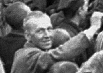 Prisioneros republicanos españoles reciben a las fuerzas americanas el 5 de mayo de 1945, día de la liberación de Mauthausen-Gusen.